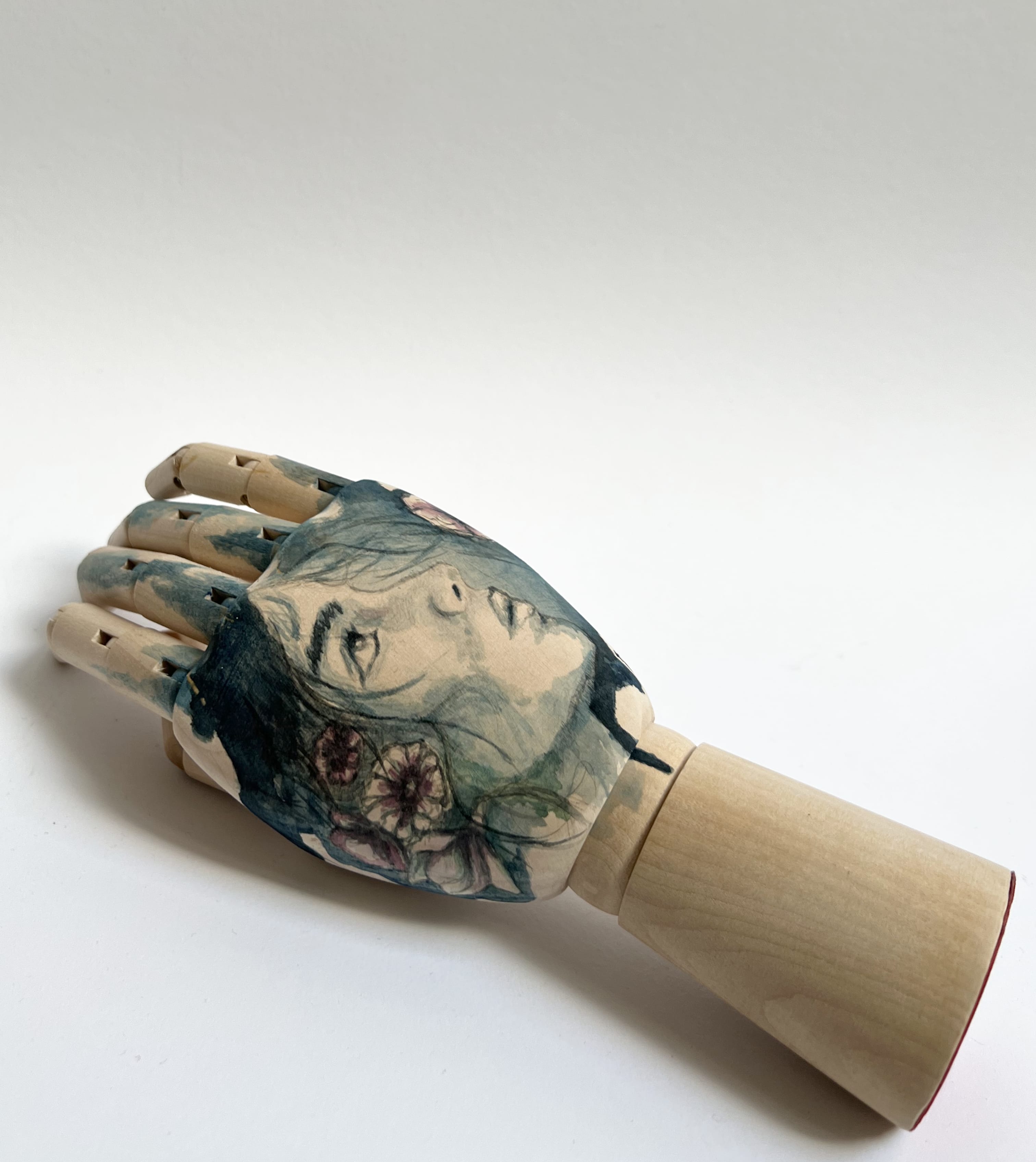 Black Raspberry Handbemalte Holzhand Faded Blue