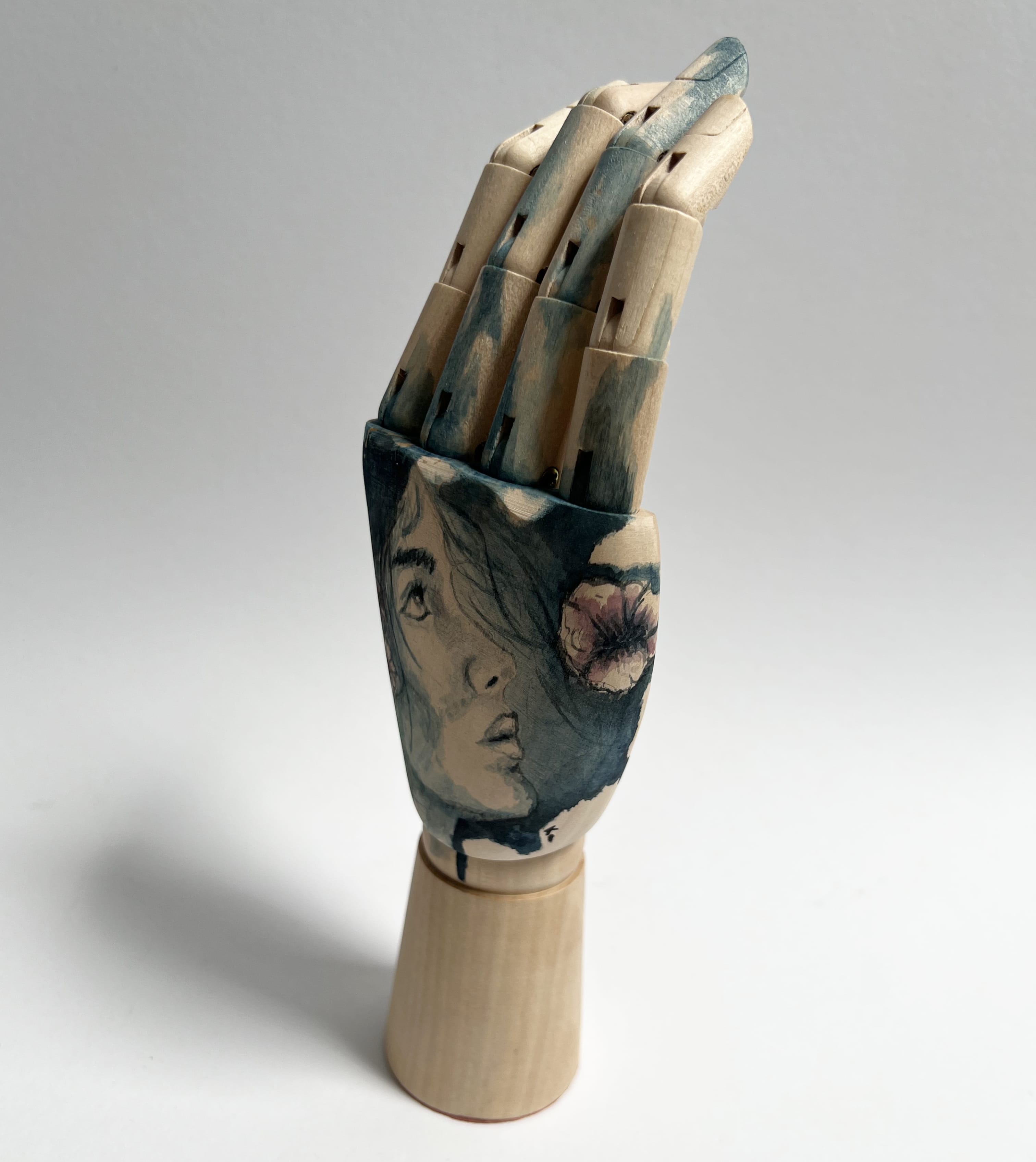 Black Raspberry Handbemalte Holzhand Faded Blue