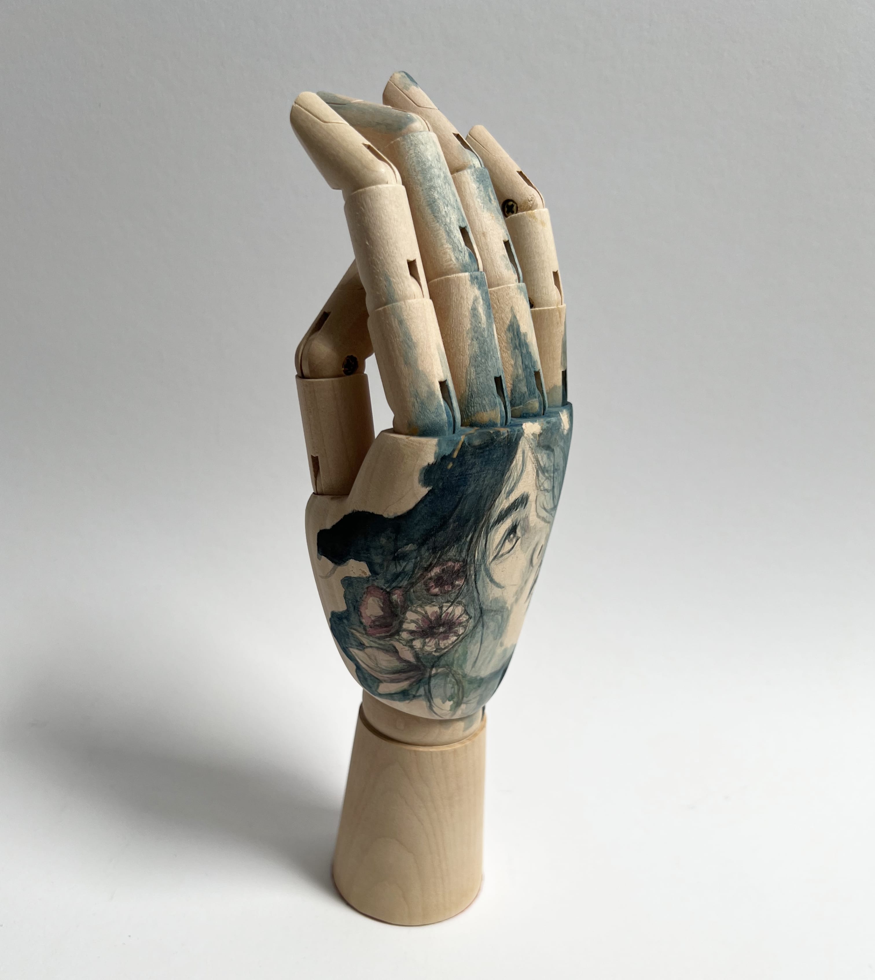 Black Raspberry Handbemalte Holzhand Faded Blue